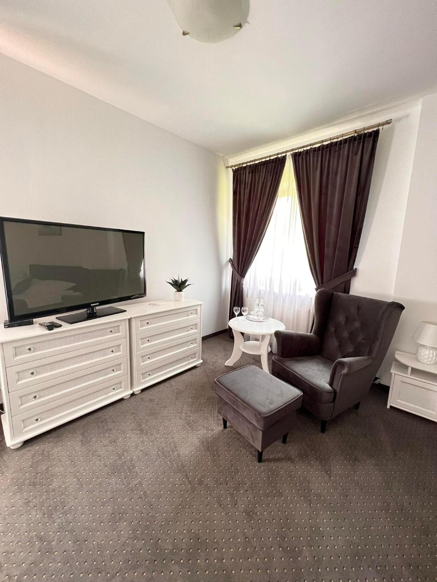 Hotel Park Opoczno ภายนอก รูปภาพ