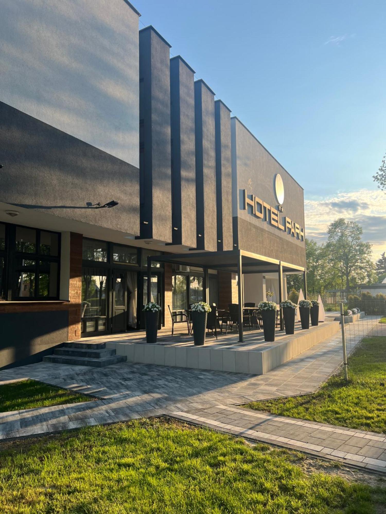 Hotel Park Opoczno ภายนอก รูปภาพ
